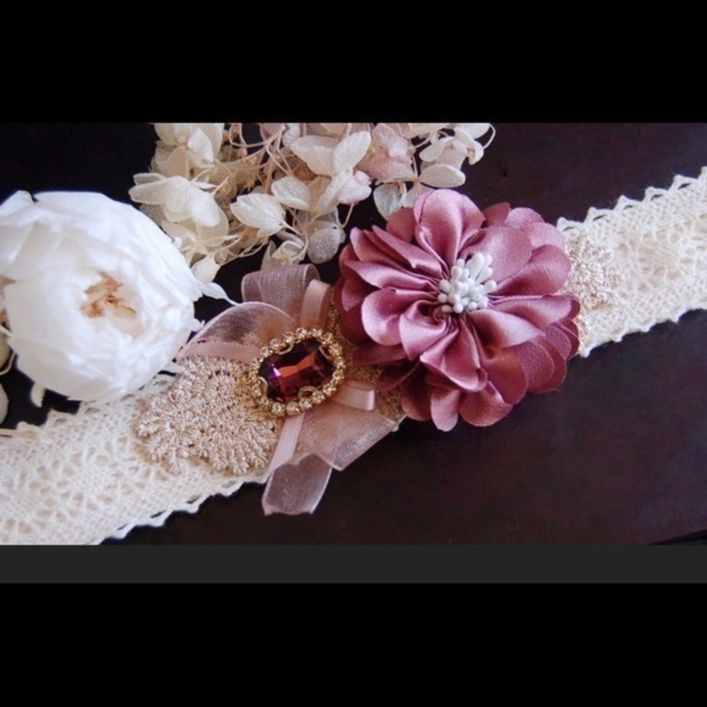 DOG GLAMOUR lace, beaded, floral & gem dog clasp collar. Only worn for photo.